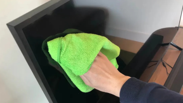 Smart TV சுத்தம் செய்யும் போது தவறி கூட இப்படிச் செய்யாதீர்கள்.. ஏன்? 