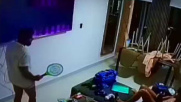 ஸ்மார்ட் டிவி மீது அமர்ந்த கொசு.. உணர்ச்சிவசப்பட்டு அடிக்க சென்ற நபர்!