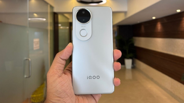 ஆரம்பமே ஆஃபர்.. இன்று விற்பனைக்கு வரும் புதிய iQOO போன்.. எந்த மாடல்?