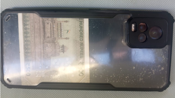 மொபைல் போனின் கவரில் பணம், ஏடிஎம் கார்டுகளை வைப்பீங்களா?