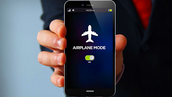 ஸ்மார்ட்போனில் உள்ள Airplane Mode.. இவ்வளவு விஷயத்துக்கு பயன்படுமா? 