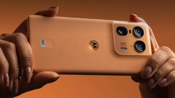 சத்தமின்றி இன்பதிர்ச்சி கொடுத்த Motorola.. ஆண்ட்ராய்டு 16  OS அப்டேட்!