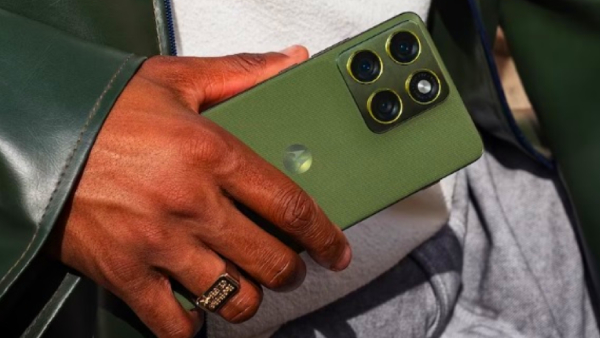 கொஞ்சம் வெயிட் பண்ணுங்க! ஸ்லிம் டிசைனில் வருகிறது புது Motorola  போன்!