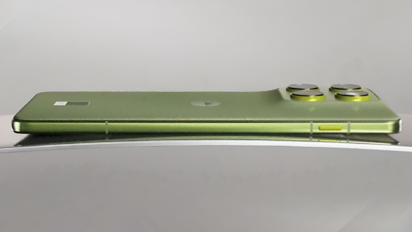 இந்த மெல்லிய Motorola போனுக்கு தான் தவம் கிடந்தோம்! 