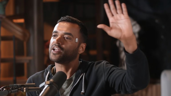 சொமேட்டோ நிறுவனர் நெற்றியில் சிறிய சாதனம்.. எதற்கு தெரியுமா?