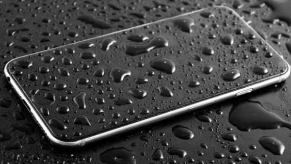 உங்கள் போன் தண்ணீரில் விழுந்தால் செய்யவே கூடாத 5 விஷயங்கள்.. உங்கள் போன் தண்ணீரில் விழுந்தால் செய்யவே கூடாத 5 விஷயங்கள்..