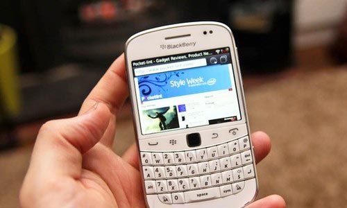 White BlackBerry 9900