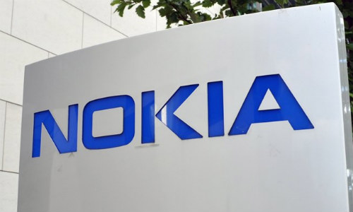  Nokia Lumia 910 surfaces out