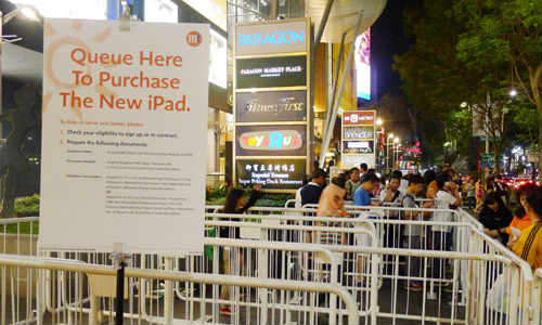 Apple fans begin queuing for the new iPad in Japan