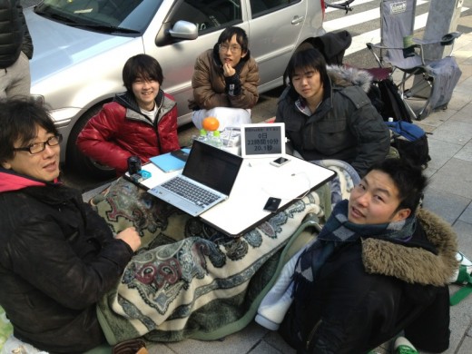 Apple fans begin queuing for the new iPad in Japan