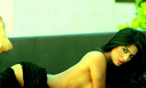 Poonam Pandey posts topless pic on Twitter