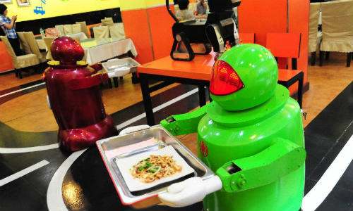 Chinese restaurant uses robots to serve
