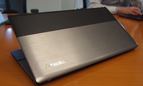 à°à±à°à±à°¨à°¾à°²à°à± à°ªà±à°°à°ªà°à°à° à°µà°à°à°¡à±à°¸à± 8 à°à°²à±à°à±à°°à°¾à°¬à±à°à±âà°² à°à±à°¸à° à°à°¦à±à°°à±à°à±à°¸à±à°¤à±à°¨à±à°¨ à°¨à±à°ªà°§à±à°à°à°²à± à°ªà±à°°à°®à±à° à°²à±à°à°¾à°ªà±âà°à°¾à°ªà± à°¤à°à°¾à°°à± à°¸à°à°¸à±à°¥ à°¤à±à°·à°à°¬à°¾ à°¤à°¨ à°¶à°¾à°à°à°²à±à°à± à°¸à°à°°à±à°¸à± à°¨à±à°à°à° à°à°¤à±à°à±à°¤à±à°¤à°® à°¶à±à°°à±à°£à° à°à°²à±à°à±à°°à°¾ à°ªà±à°°à±à°à°¬à±à°²à± à°²à±à°à°¾à°ªà±âà°à°¾à°ªà±âà°¨à± à°µà±à°¦à±à°§à° à°à±à°¸à°à°à°¦à°. à°µà°à°à°¡à±à°¸à± 7 à°à°§à°¾à°°à°à°¤à°à°à°¾ à°¸à±à°ªà°à°¦à°à°à°à± à° à°ªà±à°°à±à°à°¬à±à°²à± à°à°à°ªà±à°à±à°à°à°à°à± à°à±à°à°¾à°¡à±à°à±à°à± à°ªà±à°°à± âà°¶à°¾à°à°à°²à±à°à± U845Wâ, à°®à±à°à°¦à±à°à°¾ à°«à±à°à°°à±à°²à±...  14.4 à°à°à°à±à°³à°¾à°² à°¸à±à°°à±à°à±à°¨à± (à°°à°à°¸à°²à±à°à±à°·à°¨à± 1792 x 768à°ªà°à°à±à°¸à°²à±à°¸à±), à°µà°à°à°¡à±à°¸à± 7 à°¹à±à°®à± à°ªà±à°°à±à°®à°à°à°®à± à°à°ªà°°à±à°à°à°à°à± à°¸à°à°¸à±à°à°, à°®à°à°¦à° 0.82 à°à°à°à±à°³à°¾à°²à±, à°¬à°°à±à°µà± 4 à°ªà±à°à°¡à±à°²à±, à°ªà±à°°à±à°²à±à°¡à±à°¡à± à°¸à±à°¨à°¾à°ªà± à°¸à±à°°à±à°à±à°¨à± à°à±à°à°à°²à°à°à±, à°à°à°à±à°²à± à°à±à°°à± à°5 à°ªà±à°°à°¾à°¸à±à°¸à°à°à°à± à°à±à°¨à°à°à±, 6à°à±à°¬à° à°°à±à°à°¾à°®à±, 500à°à±à°¬à° à°¹à°¾à°°à±à°¡à± à°¡à±à°°à±à°µà±, à°à°à°à°°à±à°¨à±à°²à± à°¸à±à°à±à°°à±à°à± à°¸à°¾à°®à°°à±à°§à±à°à° 32à°à±à°¬à°, à°à°¤à°°à±âà°¨à±à°à± à°à°¾à°à±,  à°à±à°à°¸à±à°¬à± 3.0, à°¹à±à°à±âà°¡à°à°à°®à±à° à°ªà±à°°à±à°à±,  à°¬à±à°à°¾à°à°°à± à°¬à±à°à°¾à°à°ªà± 5 à°à°à°à°²à±, à°ªà±à°°à°¾à°°à°à°­ à°§à°° à°°à±.52,000.  à°¤à±à°·à°à°¬à°¾ à°¶à°¾à°à°à°²à±à°à± à°à±845à°¡à°¬à±à°²à±à°à± 14.4 à°à°à°à±à°³à°¾à°² à°¸à±à°°à±à°à±à°¨à± à°¡à°à°¸à±âà°ªà±à°²à±à°¨à± à°à°²à°à°à° à°à°à°à±à°à°¦à°. à°°à°à°¸à°²à±à°à±à°·à°¨à± à°¸à°¾à°®à°°à±à°§à±à°à° 1792 x 768à°ªà°à°à±à°¸à°²à±à°¸à±. à° à°à°¾à°à°­à°à°¨à±à°·à°¨à± à°µà°à°¨à°à°à±à°à°¦à°¾à°°à±à°à± à°à°¤à±à°¤à°® à°µà°à°à±à°µà°²à± à°à°¨à±à°­à±à°¤à±à°²à°à± à°²à±à°¨à± à°à±à°¸à±à°¤à±à°à°¦à°. à°¸à±à°²à°à°®à± à°à°à°à°¾ à°¤à°à±à°à±à°µ à°¬à°°à±à°µà±à°¨à± à°à°²à°à°à° à°à°à°¡à°à°à°¤à± à°²à±à°à°¾à°ªà±à°¨à° à°ªà±à°°à°à°¾à°£ à°¸à°à°¦à°°à±à°­à°¾à°²à±à°²à± à°¸à±à°à°°à±à°à°µà°à°¤à°à°à°¾ à°à°ªà°à±à°à°à°à°à±à°à±à°µà°à±à°à±. à°ªà±à°¸à±à°²à± à°¶à°°à±à°° à°¨à°à°°à±à°®à°¾à°£à°à°²à± à°­à°¾à°à°à°à°¾ à°à°ªà°à±à°à°à°à°à°à°¨ à°à°²à±à°à±à°®à°à°¨à°à°à°®à±, à°°à°¾à°à° à°²à±à°¹à°¾à°²à± à°à±à°²à°¾à°¸à°à°à°²à± à°²à±à°à±âà°¨à± à°à°à°¦à°à°¸à±à°¤à°¾à°à°. à°¡à°à°µà±à°à±âà°²à± à°®à±à°à°¦à°¸à±à°¤à±à°à°¾ à°²à±à°¡à± à°à±à°¸à°à°¨ âà°¸à±à°¨à°¾à°ªà± à°¸à±à°°à±à°à±à°¨à± à°à±à°à°à°²à°à°à±â à°«à±à°à°°à±, à°à±à°à°°à±âà°à± à°à°à±à°¸à°¾à°°à° à°¸à±à°¡à± à°¬à± à°¸à±à°¡à± à°µà°à°à°¡à±à°²à°¨à± à°µà±à°à±à°·à°à°à°à± à°µà±à°¸à°²à±à°¬à°¾à°à±à°¨à± à°à°²à±à°ªà°à°¸à±à°¤à±à°à°¦à°.  à°ªà±à°°à°¾à°¸à°¸à°à°à°à± à°à°à°¶à°¾à°¨à°à°à±à°¸à±à°¤à± à°²à±à°à°¾à°ªà±à°²à± à°µà°à°¨à°à°à±à°à°à°à°à°à°¨ à°à°à°à±à°²à±âà°à±à°°à± à°5 à°ªà±à°°à°¾à°¸à±à°¸à°°à±, 6à°à±à°¬à° à°°à±à°à°¾à°®à± à°µà±à°à°µà°¸à±à°¥à°²à± à°®à±à°°à±à°à±à°¨ à°ªà°¨à°à°¤à±à°°à±à°¨à± à°à°¨à°¬à°°à±à°¸à±à°¤à°¾à°à°. 500à°à±à°¬à° à°¹à°¾à°°à±à°¡à±âà°¡à±à°°à±à°µà± à°®à±à°®à°°à±à°¨à° à°ªà°¦à°à°²à°à°à°¾ à°­à°¦à±à°°à°ªà°°à±à°à±à°¤à±à°à°¦à°. à°à°à°à±à°¤à±à°à°¦à°. à°¸à±à°à±à°°à±à°à± à°¸à°¾à°®à°°à±à°§à±à°à° 32à°à±à°¬à°.à°à±à°à°°à± à°«à±à°°à±à°à°¡à±à°²à± à°à°ªà°°à±à°à°à°à°à± à°¸à°à°¸à±à°à° à°µà°à°à°¡à±à°¸à± 7 à°¹à±à°®à± à°ªà±à°°à±à°®à°à°à°®à± à°µà°°à±à°·à°¨à± à°ªà± à°à±à°à°¾à°¡à±à°à±à°à± à°°à°¨à± à°à°µà±à°¤à°à°¦à°. à°à°¨à±à°à±à°à±à°µà°à°à± à°à°à°¶à°¾à°²à°¨à± à°ªà°°à°à°¶à±à°²à°à°¸à±à°¤à± à°²à±à°à°¾à°ªà±à°²à± à°à°°à±à°ªà°¾à°à± à°à±à°¸à°à°¨ à°à°¤à°°à±âà°¨à±à°à± à°à°¾à°à±, à°à±à°à°¸à±à°¬à± 3.0, à°¹à±à°à±âà°¡à°à°à°®à±à° à°ªà±à°°à±à°à± à°µà±à°à°µà°¸à±à°¥à°²à± à°à°¤à±à°¤à°® à°¶à±à°°à±à°£à° à°ªà±à°°à°¦à°°à±à°¶à°¨à°¨à± à°à°¨à°¬à°°à±à°¸à±à°¤à°¾à°à°. à°¬à±à°à°¾à°à°°à± à°¬à±à°à°¾à°à°ªà± 5 à°à°à°à°² 13 à°¨à°à°®à°à°·à°¾à°²à±. à°µà°à°µà°à°§ à°µà±à°°à°à°à°à°à±âà°²à°²à± à°²à°­à±à°à°®à°µà±à°¤à±à°¨à±à°¨ à°¤à±à°·à°à°¬à°¾ à°¶à°¾à°à°à°²à±à°à± U845W à°ªà±à°°à°¾à°°à°à°­ à°§à°° à°°à±.52,000.