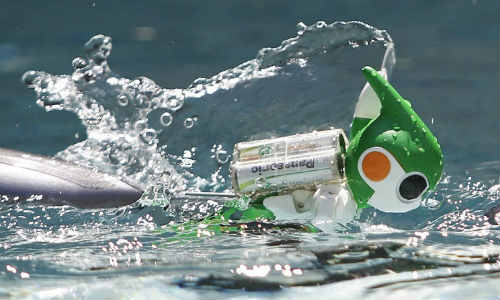  Japanese scientists create first swimming robot