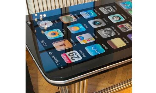 iPhone Table