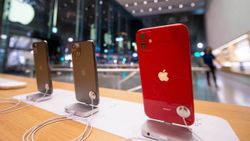 దాదాపు 40 లక్షల రూపాయల విలువైన iPhone లు దోపిడీ! వీడియో చూడండి