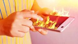 Smartphone Overheating స్మార్ట్‌ఫోన్‌ తరచూ వేడెక్కుతోందా.. కారణాలు ఏంటో తెలుసా..! 