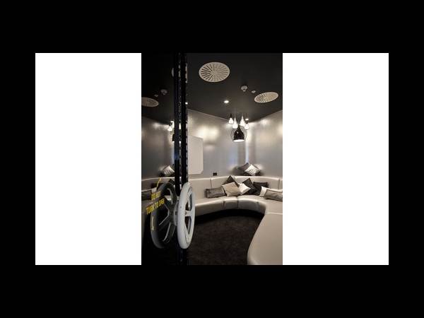 యూట్యూబ్ ఆఫీస్‌లు (జల్సా ఉద్యోగమే)