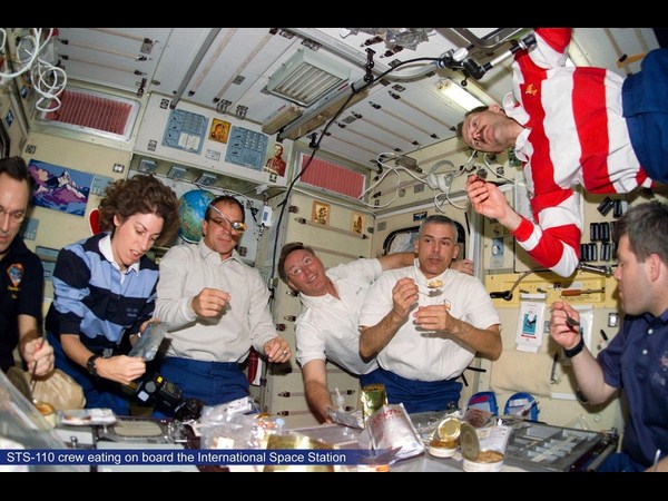 వ్యోమగాములు కక్ష్యలో తినే ఆహారం ఏలా ఉంటుంది..?