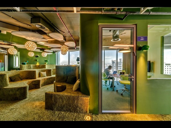 చూడండి.. ఎక్కడికో వెళ్లిపోతారు!!