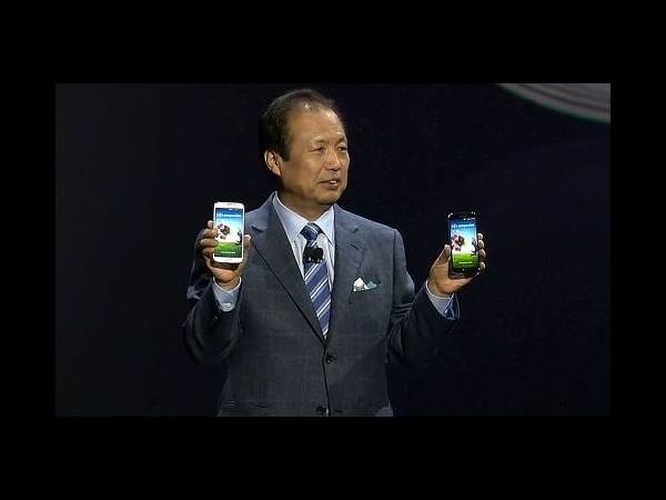 గెలాక్సీ ఎస్4 వేడుక.. కెమెరాకు చిక్కిన ఫోజులు