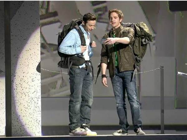 గెలాక్సీ ఎస్4 వేడుక.. కెమెరాకు చిక్కిన ఫోజులు