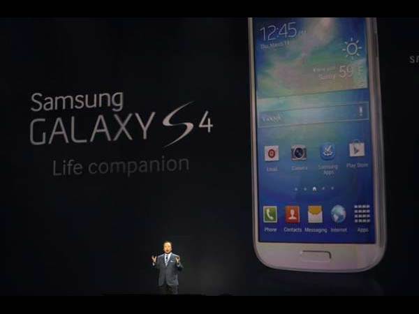 గెలాక్సీ ఎస్4 వేడుక.. కెమెరాకు చిక్కిన ఫోజులు