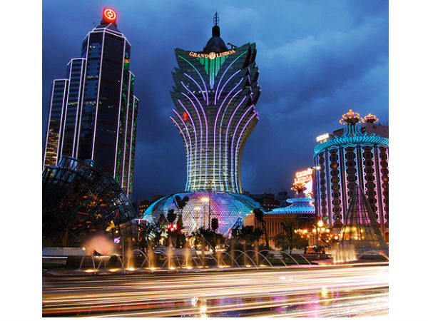 అర్థరాత్రి.. అందాల వేట!