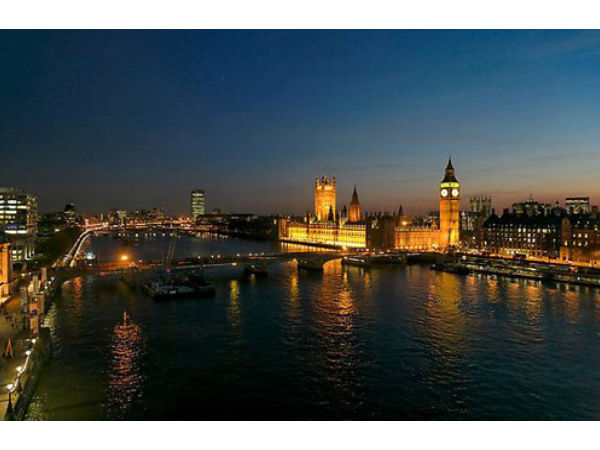 అర్థరాత్రి.. అందాల వేట!