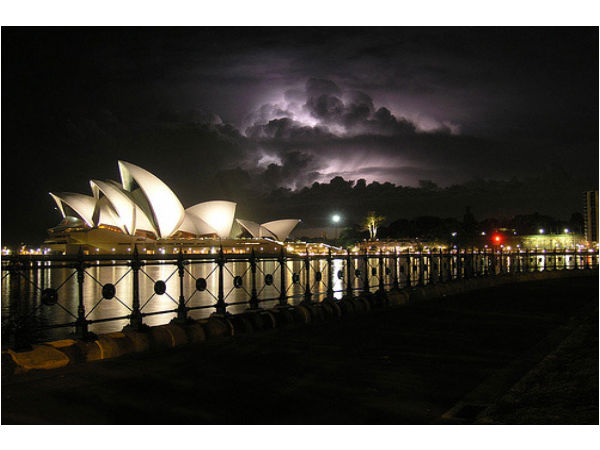 అర్థరాత్రి.. అందాల వేట!