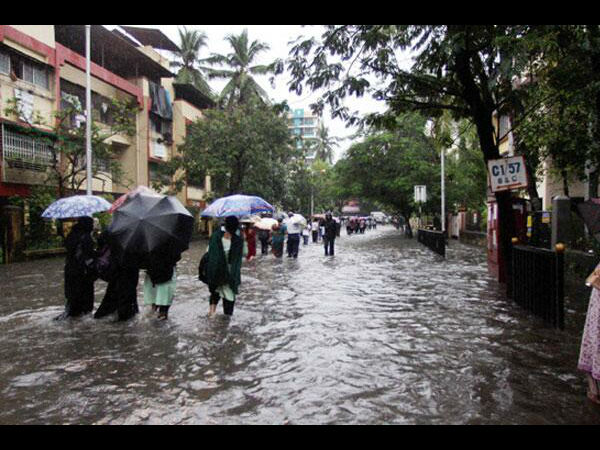 ట్విట్లర్లో ముంబై నగరం... రోడ్లన్ని జలమయం!