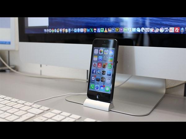యాపిల్ ఐఫోన్ స్టాండ్స్... ఇవి చాలా హాట్ గురూ!!