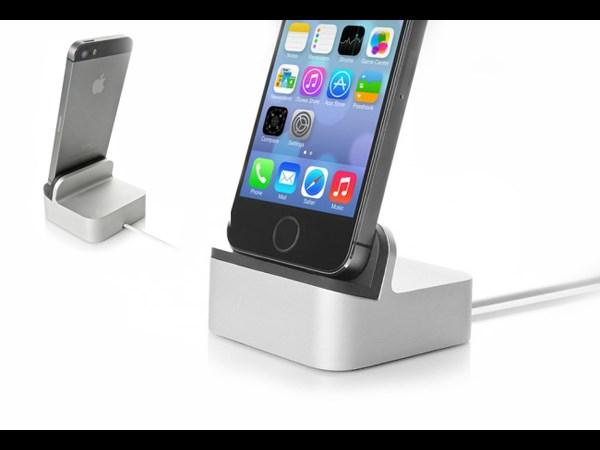 యాపిల్ ఐఫోన్ స్టాండ్స్... ఇవి చాలా హాట్ గురూ!!