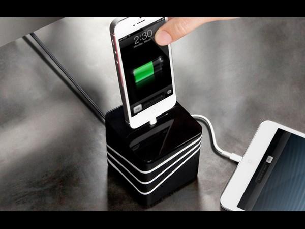 యాపిల్ ఐఫోన్ స్టాండ్స్... ఇవి చాలా హాట్ గురూ!!