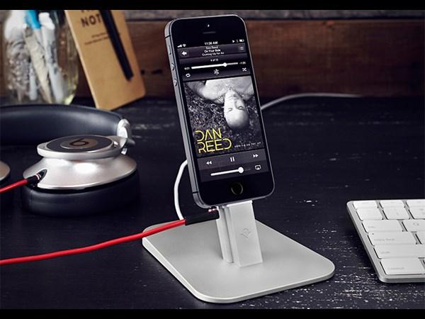 యాపిల్ ఐఫోన్ స్టాండ్స్... ఇవి చాలా హాట్ గురూ!!