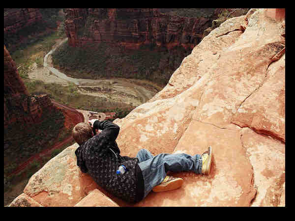 ప్రమాదపుటంచుల్లో ఫోటోగాఫర్లు..!