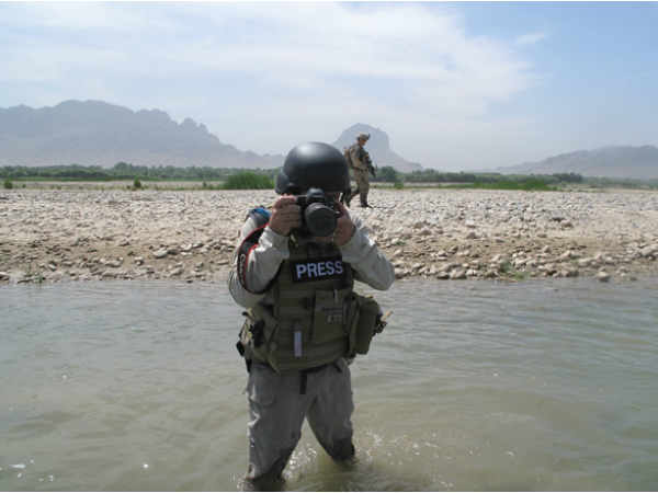 ప్రమాదపుటంచుల్లో ఫోటోగాఫర్లు..!