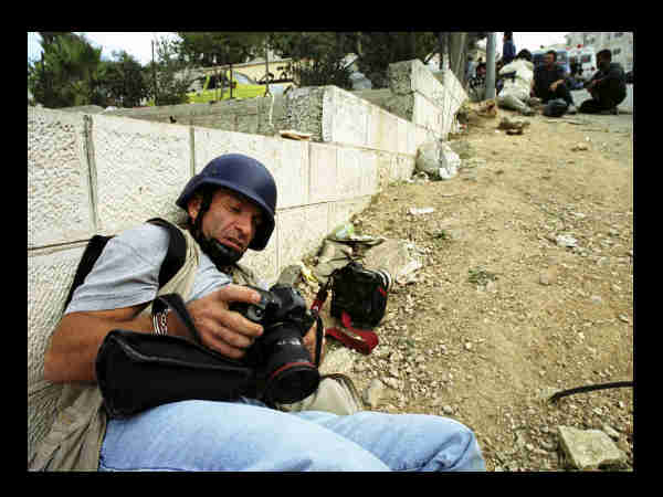 ప్రమాదపుటంచుల్లో ఫోటోగాఫర్లు..!