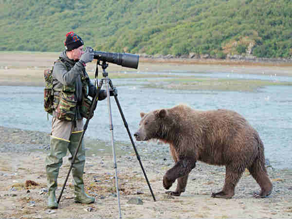 ప్రమాదపుటంచుల్లో ఫోటోగాఫర్లు..!