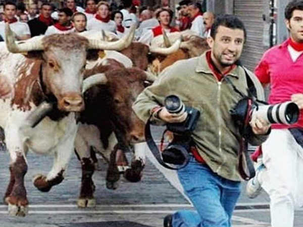 ప్రమాదపుటంచుల్లో ఫోటోగాఫర్లు..!