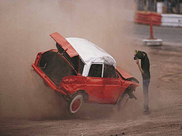 ప్రమాదపుటంచుల్లో ఫోటోగాఫర్లు..!