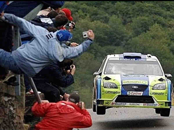 ప్రమాదపుటంచుల్లో ఫోటోగాఫర్లు..!