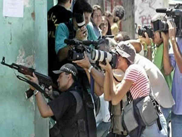 ప్రమాదపుటంచుల్లో ఫోటోగాఫర్లు..!