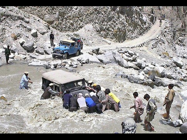 ఇంటర్నెట్‌లో హల్‌చల్ చేస్తున్న పలు ఆసక్తికర ఫోటోలు