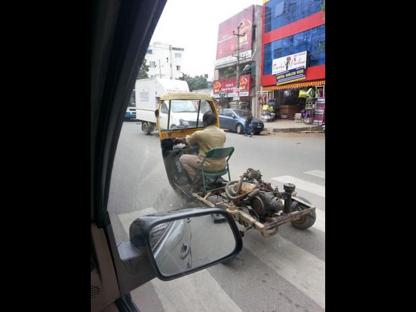 నవ్వులు పూయిస్తున్న సోషల్ మీడియా సిత్రాలు