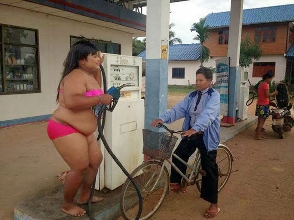 సోషల్ మీడియాలో క్రేజీ ఫోటోల కిక్!