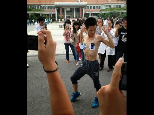 సోషల్ మీడియాలో క్రేజీ ఫోటోల కిక్!