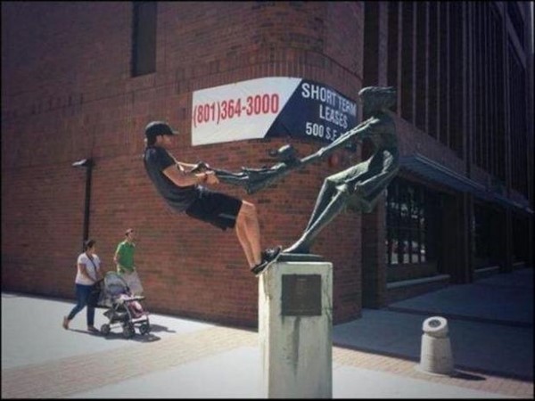 సోషల్ మీడియా థ్రిల్లింగ్ ఫోటోలు