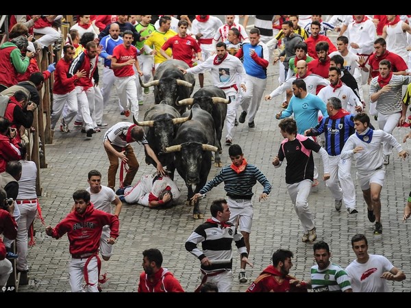 వింత మనుషులు.. వెర్రి చేష్టలు!