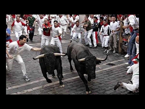 వింత మనుషులు.. వెర్రి చేష్టలు!